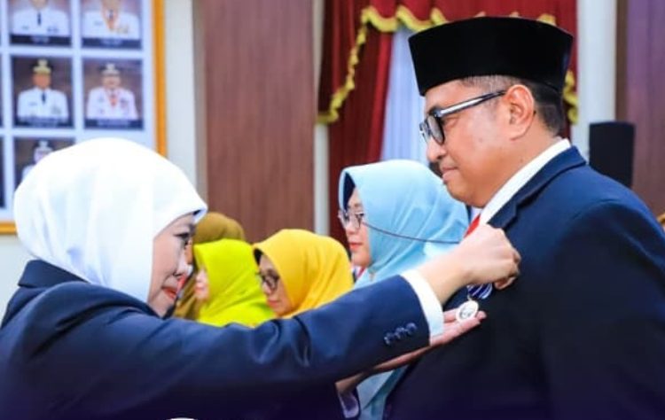 Penyematan menyematkan Tanda Kehormatan Satyalancana Karya Satya oleh Gubernur Jatim Khofifah Indar Parawansa.