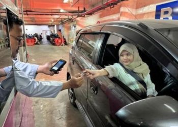 Merayakan  HUT Kemerdekaan RI ke-80, Dishub Surabaya memberlakukan tarif parkir khusus Rp 80 dengan metode pembayaran QRIS.
