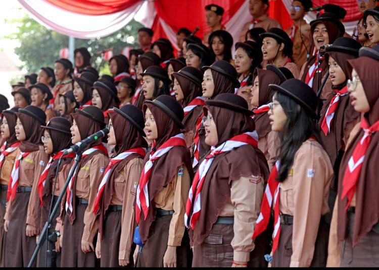 Upacara peringatan Hari Pramuka di halaman Balai Kota Surabaya.