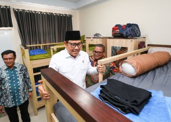 Menteri Koordinator Pemberdayaan Masyarakat (Menko PM), Muhaimin Iskandar saat meninjau  fasilitas Sekolah Rakyat (SR) tingkat Sekolah Menengah Atas (SMA)  di Universitas Negeri Surabaya.