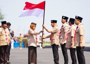 Gubernur Jatim Khofifah Indar Parawansa dalam apel peringatan Hari Pramuka Ke-64 Tahun 2025 di Dermaga Ujung Koarmada II Surabaya.