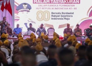 Tasyakuran Hari Ulang Tahun ke-80 Republik Indonesia bersama anggota Legiun Veteran Republik Indonesia Surabaya dan  paskibraka Kota Pahlawan di depan rumah dinas wali kota Surabaya.