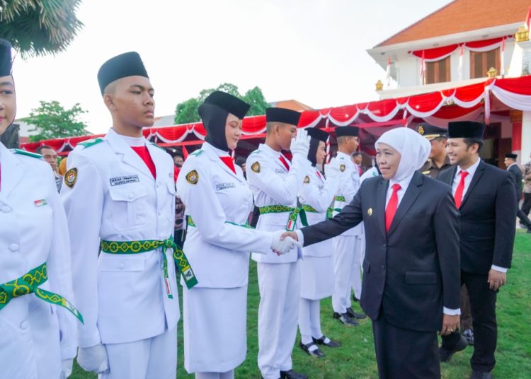 Gubernur Jatim Khofifah Indar Parawansa menyalami anggota  paskibraka  Provinsi JatimTahun 2025 di halaman gedung Negara Grahadi Surabaya,