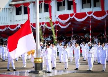 Pengibaran bendera merah putih dalam upacara peringatan HUT Kemerdekaan RI ke-80 di halaman Balai Kota Surabaya.