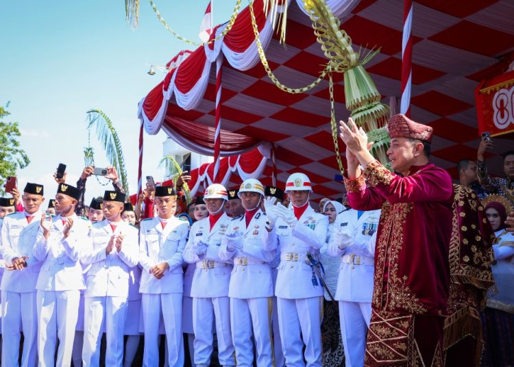 Wali Kota Surabaya Eri Cahyadi bersama tim paskibraka Surabaya.