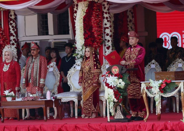 Wali Kota Surabaya Eri Cahyadi dalam upacara peringatan HUT Kemerdekaan RI ke-80.