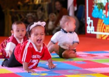 Lomba Baby Race atau Bayi Merangkak di Exhibition Hall Grand City Surabaya.