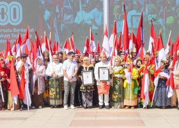 Gubernur Jatim Khofifah Indar Parawansa dan Wagub Jatim Emil Elestianto Dardak berfoto bersama di sela upacara peringatan HUT Kemerdekaan RI ke-80.