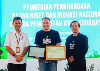 Wali Kota Surabaya Eri Cahyadi menerima penghargaan dari Badan Riset dan inovasi Nadional atas prestasi Kebun Raya Mangrove mencatatkan prestasi membanggakan di level internasional dan menjadi bagian dari World Mangrove Center serta BGCI.