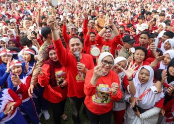 Wali Kota Surabaya Eri Cahyadi bersama Bunda PAUD Rini Indriyani dalam Senam Ceria di SDN Kedung Baruk yang diikuti lebih dari 300 anak PAUD dan SD dalam peringatan Hari Anak Nasional.