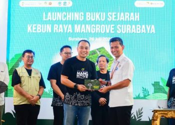 Wali Kota Surabaya Eri Cahyadi menerima penghargaan ari Badan Riset dan inovasi Nasional atas prestasi Kebun Raya Mangrove mencatatkan prestasi membanggakan di level internasional dan menjadi bagian dari World Mangrove Center dan BGCI.