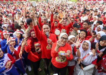 Wali Kota Surabaya Eri Cahyadi dan Ketua Bunda PAUD Rini Indriyani dalam Senam Ceria di SDN Kedung Baruk yang diikuti lebih 300 anak PAUD dan SD dalam peringatan Hari Anak Nasional.