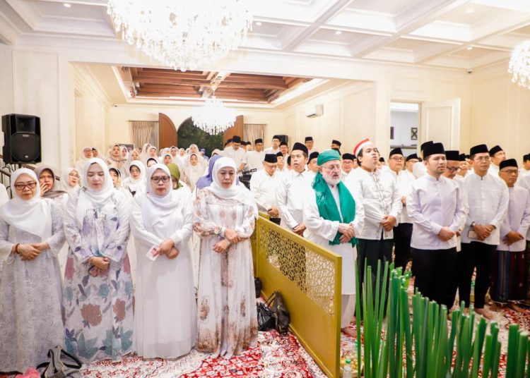 Peringatan Maulid Nabi Muhammad SAW sekaligus Haul ke-11 di kediaman Gubernur Jatim Khofifah Indar Parawansa.