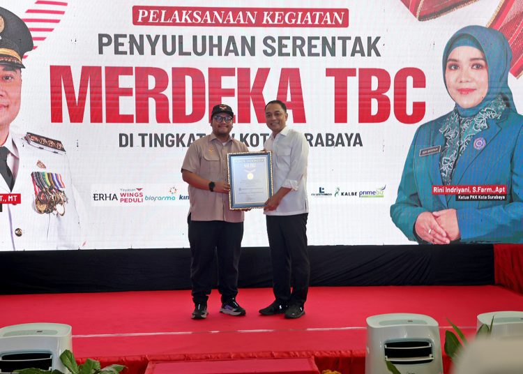 Wali Kota Surabaya Eri Cahyadi menerima penghargaan dari Senior Manager MURI, Andre Purwandono atas rekor penyuluhan TBC dengan partisipasi terbanyak di tingkat RW.