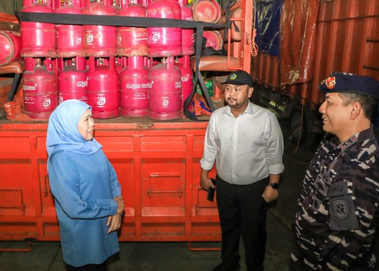 Gubernur Jatim Khofifah Indar Parawansa jelang pengiriman logistik ke Pulau Bawean menggunakan KRI Suranaya-591.