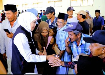 Gubernur Jatim Khofifah Indar Parawansa hadir di sela penyerahan bantuan kemanusian bagi masyarakat di Pulau Bawean Kabupaten Gresik.