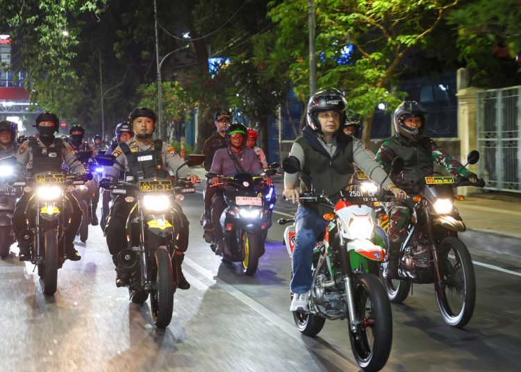 Wali Kota Surabaya, Eri Cahyadi, bersama Forum Koordinasi Pimpinan Daerah (Forkopimda) patroli gabungan.
