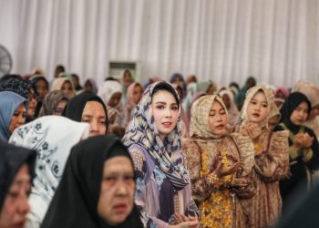 Arumi Bachsin dalam peringatan Maulid Nabi Muhammad SAW di PT. Arinna Makmur Sentosa, Kecamatan Ganding, Kabuoaten Sumenep.