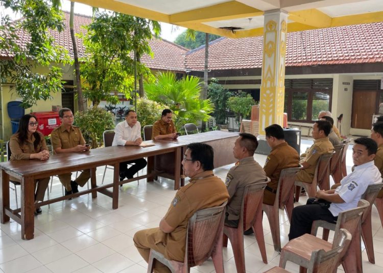 Wali Kota Eri Cahyadi saat inspeksi mendadak dan memberi pengarahan di kantor Kelurahan Kebraon, Kecamatan Karangpilang.