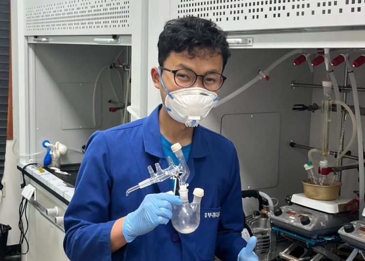 Salah satu peneliti yang memanfaatkan limbah agroindustri, yakni tetes dan ampas tebu yang diproses menjadi bioplastik ramah lingkungan.