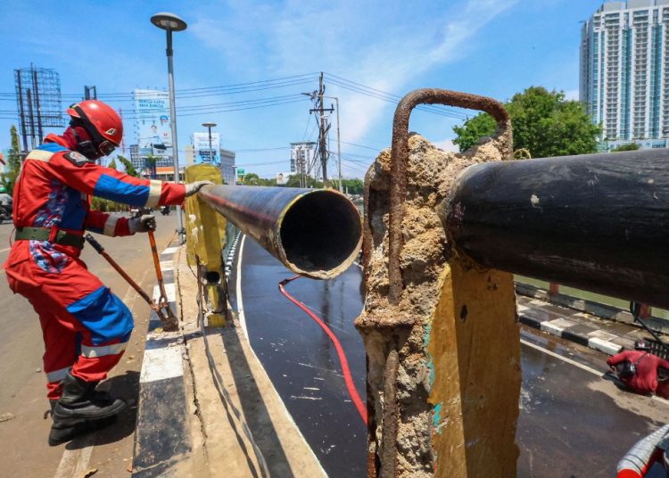 Perbaikan salah satu Fasum yang rusak setelah aksi massa beberapa waktu lalu.