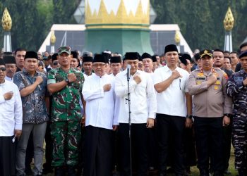 Wali Kota Surabaya Eri Cahyadi bersama ribuan massa dari puluhan organisasi melakukan ikrar "Jogo Suroboyo, Jogo Indonesia" di kawasan Tugu Pahlawan.