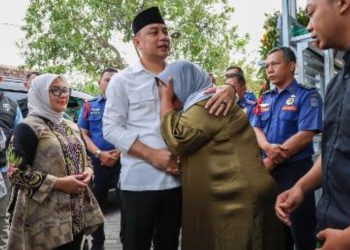 Wali Kota Surabaya Eri Cahyadi saat  takziah ke kediaman almarhum Edi, Komandan Regu Pemadam Kebakaran  Pos Kandangan, di Dusun Bulang Kulon, Benjeng, Kabupaten Gresik.