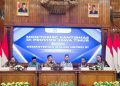 Monitoring situasi kamtibmas bersama Kementerian Dalam Negeri RI yang digelar di Ruang Bhinaloka Adhikara, Kantor Gubernur Jatim.