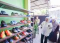 Gubernur Khofifah saat melakukan kunjungan ke home industry Awake milik Sofri di Kelurahan Kranggan, Kecamatan Kranggan, Kota Mojokerto.