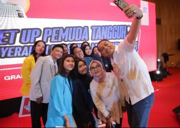 Wali Kota Surabaya Eri Cahyadi berswafoto dengan para mahasiswa penerima program Beasiswa Pemuda Tangguh yang dikhususkan bagi mahasiswa perguruan tinggi negeri yang berasal dari keluarga dengan kondisi ekonomi terbata.