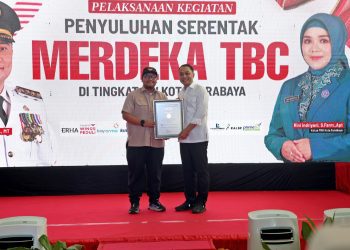 Wali Kota Surabaya Eri Cahyadi menerima penghargaan dari Senior Manager MURI, Andre Purwandono atas rekor penyuluhan TBC dengan partisipasi terbanyak di tingkat RW.