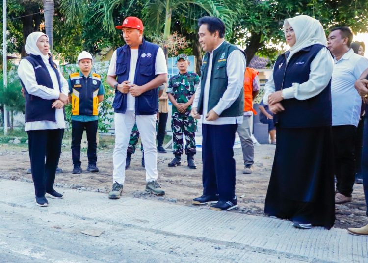 Gubernur Khofifah Indar Parawansa saat meninjau progres pelebaran jalan menuju standar di Ruas Jalan Buduan-Batas Kabupaten Bondowoso.