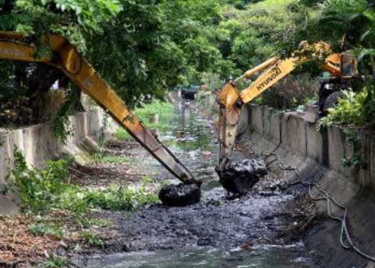 Pengerukan lumpur di sungai sebagai salah satu upaya pengendalian banjir.