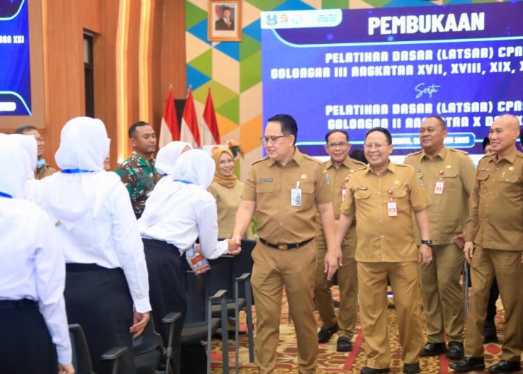 Sekdaprov Jatim Adhy Karyono menyalami peserta Pelatihan Dasar CPNS Golongan III Angkatan XVII–XXI serta Golongan II Angkatan X dan XI di gedung Sasana Wiyata Praja Badan Pengembangan Sumber Daya Manusia Jatim.