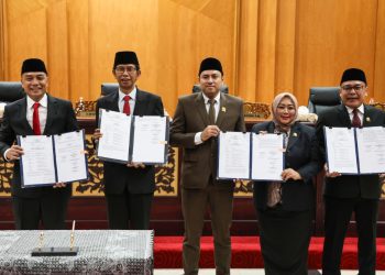 Pengesahan KUA-PPAS APBD Surabaya pada rapat paripurna di DPRD Surabaya.