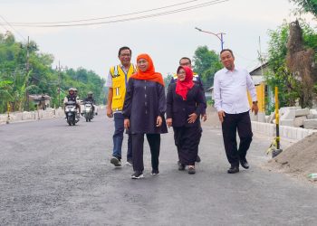 Gubernur Jatim Khofifah Indar Parawansa meninjau progres proyek pelebaran jalan Maospati - Bts. Magetan, di Desa Sugihwaras, Kecamatan Maospati, Kabupaten Magetan.