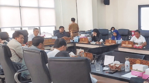 Rapat kerja di Komisi D bersama Baznas Surabaya dan dihadiri pula perwakilan dari Dinas Pendidikan, Dinas Sosial, Dinas Perindustrian dan Tenaga Kerja, Dinas Kesehatan, serta Bagian Perekonomian dan Kesejahteraan Rakyat Pemkot Surabaya.