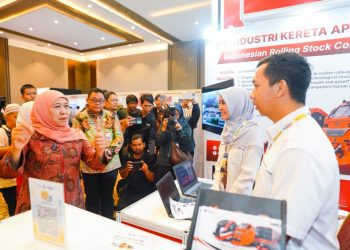 Gubernur Jatim Khofifah Indar Parawansa di sela job fair di Dyandra Convention Center Surabaya.