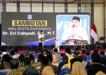 Wali Kota Surabaya Eri Cahyadi dalam kick off Kick Off program "Surabaya Kota Wakaf" di Conventional Hall, Arief Rahman Hakim Surabaya.