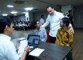 Wali Kota Surabaya Eri Cahyadi saat meninjau verifikasi beasiswa pemuda tangguh di MPP Siola.