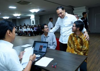 Wali Kota Surabaya Eri Cahyadi saat meninjau verifikasi beasiswa pemuda tangguh di MPP Siola.