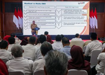 Diskusi publik bertema "Optimalisasi APBD untuk Warga Kota serta Pencegahan Korupsi dalam Pengadaan Barang dan Jasa" yang digelar di Graha Sawunggaling, Gedung Pemkot Surabaya.
