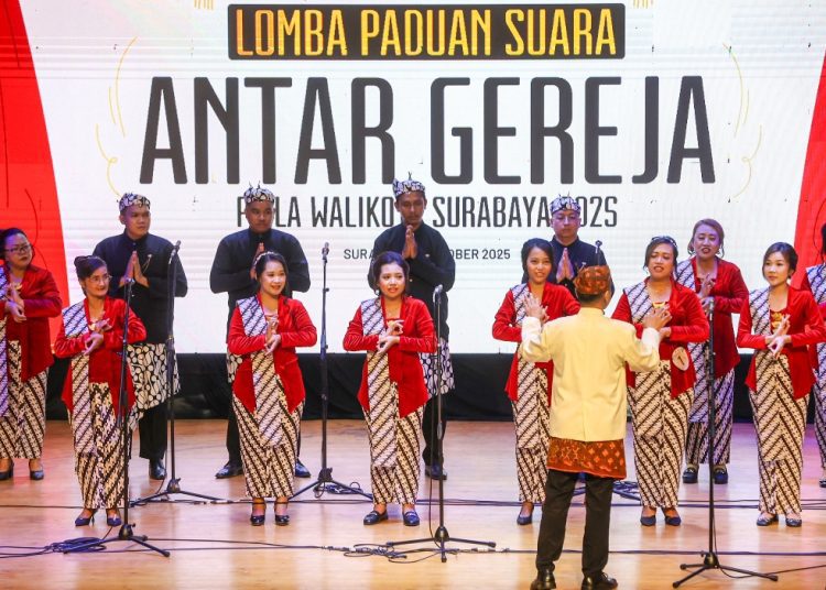 Salah satu penampilan paduan suara dalam lomba Lomba Paduan Suara Antar Gereja Se-Surabaya.