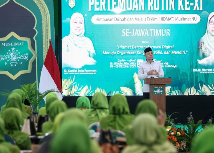 Wali Kota Surabaya Eri Cahyadi dalam  pertemuan rutin Himpunan Da’iyah dan Majelis Taklim (HIDMAT) ke-XI Muslimat NU se-Jawa Timur, di Asrama Haji, Sukolilo, Surabaya.