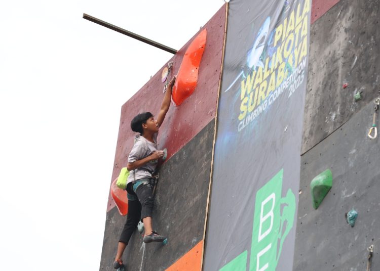 Salah satu peserta yang mengikuti kejuaraan Panjat Tebing Piala Wali Kota 2025 di Taman Bungkul