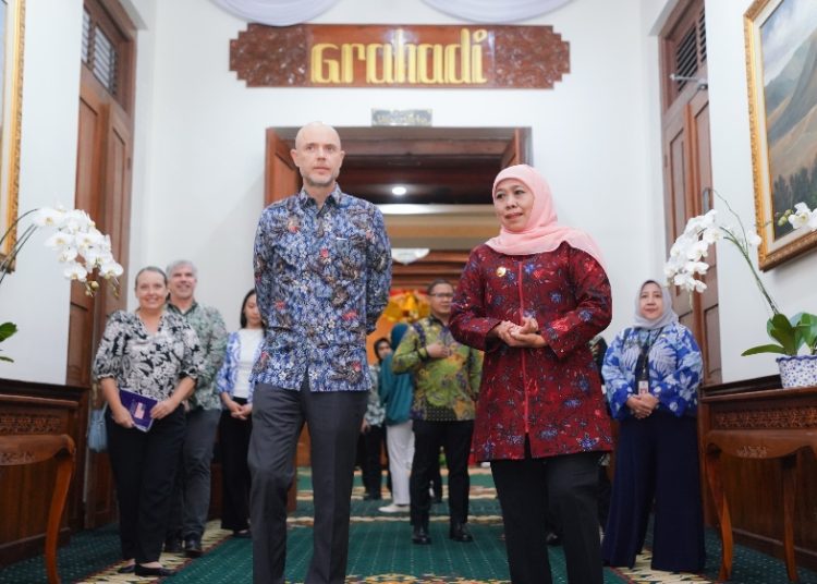 Gubernur Jatim Khofifah Indar Parawansa bersama Konjen Amerika Serikat di Surabaya, Christopher R. Green