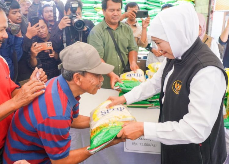 Gubernur Jatim Khofifah Indar Parawansa dalam Pasar Murah ke-118 tahun 2025 yang dilaksanakan di Rumah Promosi Produk Industri Kecil dan Menengah Kabupaten Magetan.