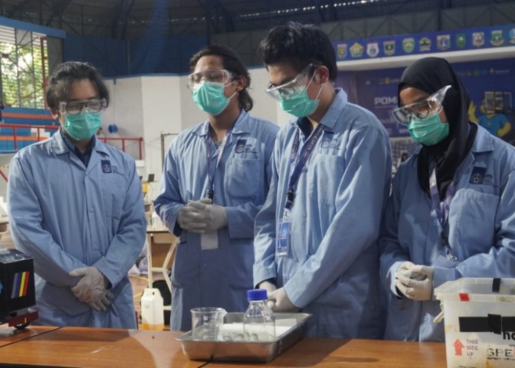 Tim spektronics ITS  dalam ajang Indonesian Chemical Reaction Car Development Challenge (Ichedece) Ecodays UNS 2025.