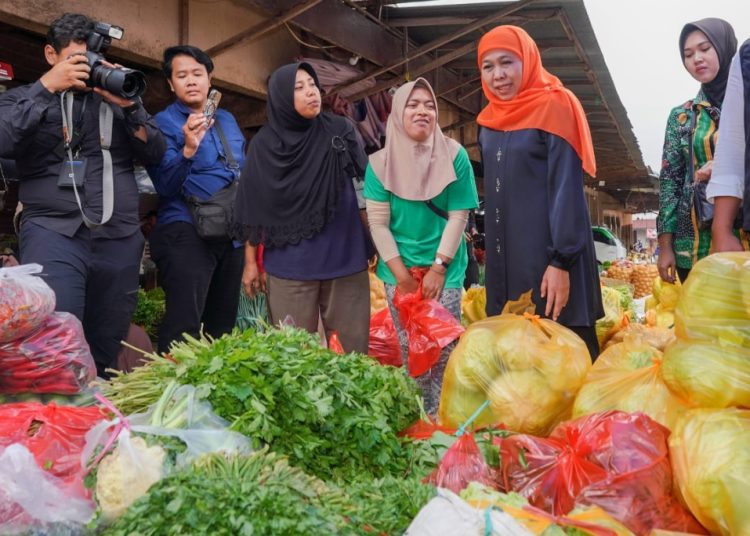 Gubernur Jatim Khofifah Indar Parawansa saat di Pasar Plaosan Magetan.