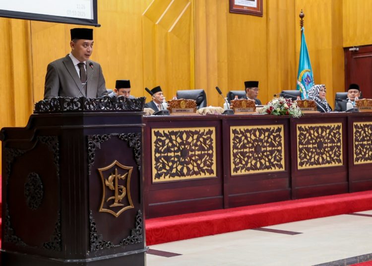 Wali Kota Surabaya Eri Cahyadi pada rapat paripurna di DPRD Surabaya.
